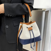 Bolsa Bucket Feminina com Alça Ajustável e Fecho de Cordão