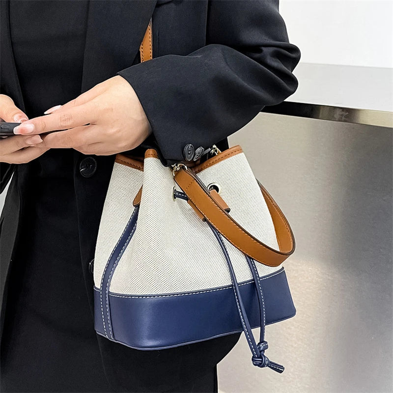Bolsa Bucket Feminina com Alça Ajustável e Fecho de Cordão