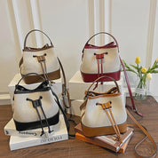 Bolsa Bucket Feminina com Alça Ajustável e Fecho de Cordão
