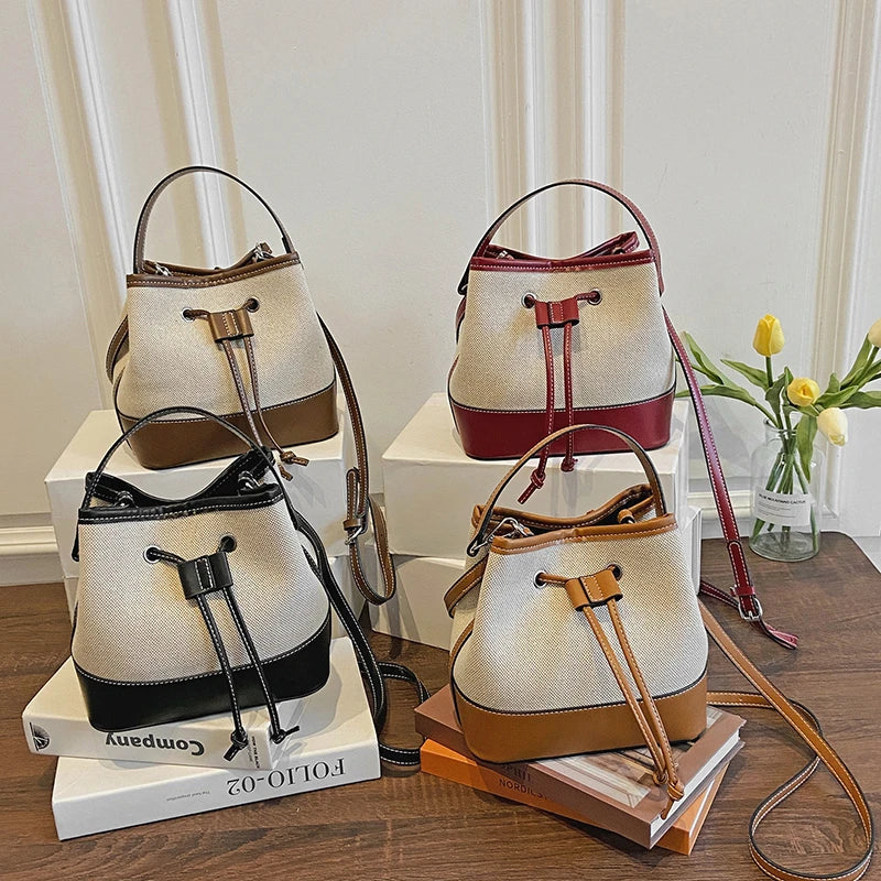 Bolsa Bucket Feminina com Alça Ajustável e Fecho de Cordão