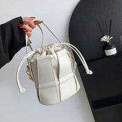 Bolsa Bucket Feminina com Emenda em Couro e Alça Cruzada