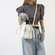 Bolsa Bucket Feminina com Emenda em Couro e Alça Cruzada