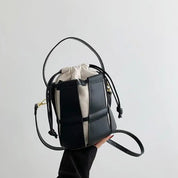 Bolsa Bucket Feminina com Emenda em Couro e Alça Cruzada