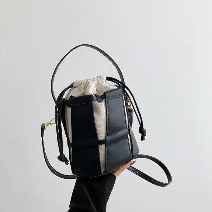 Bolsa Bucket Feminina com Emenda em Couro e Alça Cruzada