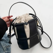 Bolsa Bucket Feminina com Emenda em Couro e Alça Cruzada
