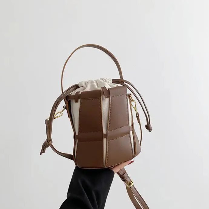 Bolsa Bucket Feminina com Emenda em Couro e Alça Cruzada