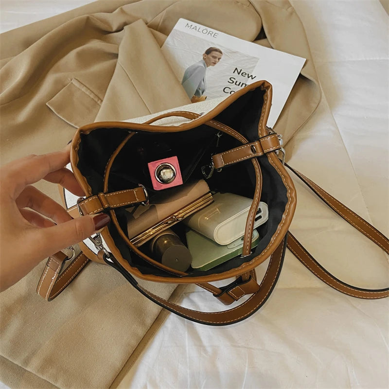 Bolsa Bucket Feminina com Alça Ajustável e Fecho de Cordão