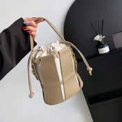 Bolsa Bucket Feminina com Emenda em Couro e Alça Cruzada