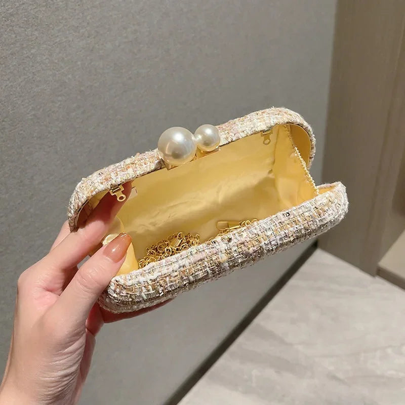 Clutch de Pérolas e Tweed com Corrente