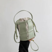 Bolsa Bucket Feminina com Emenda em Couro e Alça Cruzada