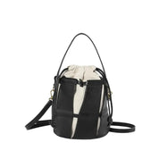Bolsa Bucket Feminina com Emenda em Couro e Alça Cruzada